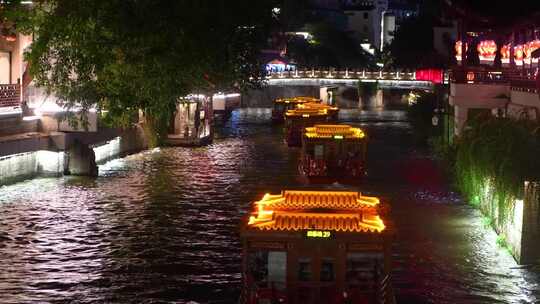 夜间河道上的游船灯火通明