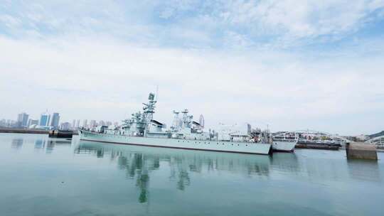 港口停泊的军舰全景