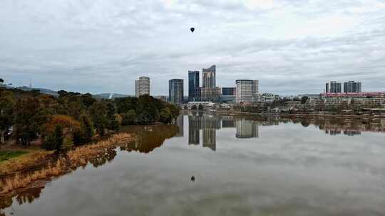 城市航拍澳大利亚堪培拉摩天大楼河流热气球