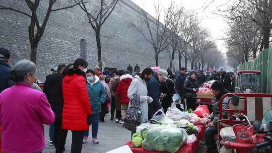 西安城墙下的早市人流视频素材模板下载