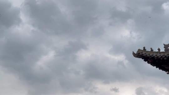 阴雨天古建筑城门楼左移