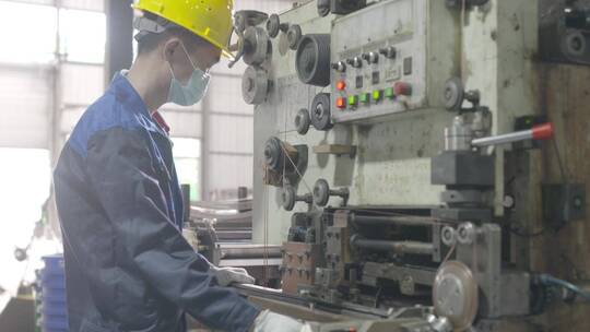钢材切割工人工厂原材料加工视频素材模板下载