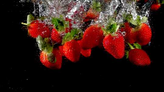 草莓入水慢动作