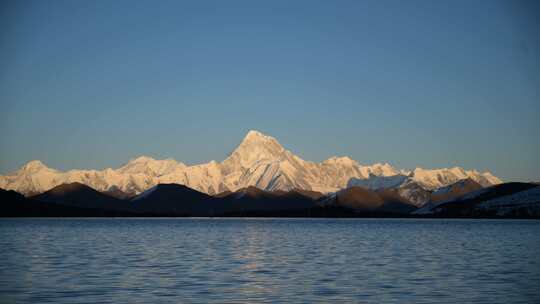 观德结湖拍摄贡嘎雪山日照金山的延时画面