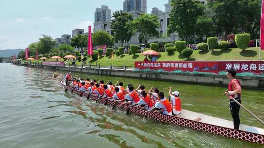 龙舟比赛现场选手奋力划桨