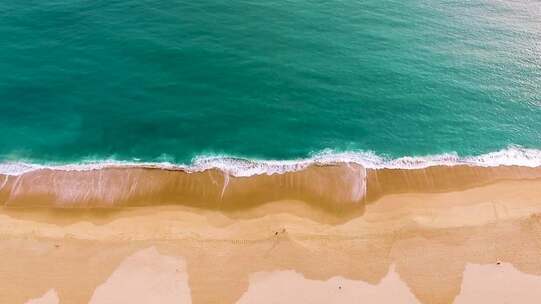 碧海蓝天的美丽沙滩景色