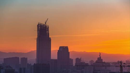 恒隆广场建设中日出