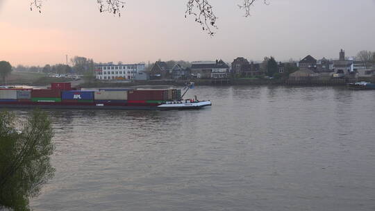 莱茵河上的驳船