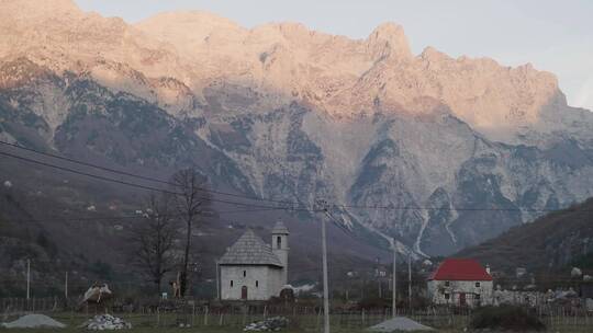 阿尔卑斯山脚下的村庄