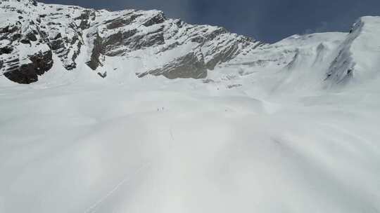 雪山山脉积雪航拍