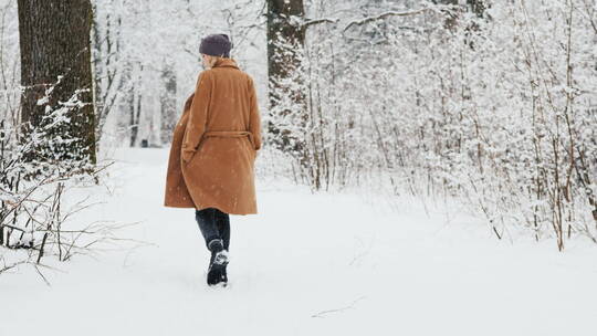 美女在雪地里走路