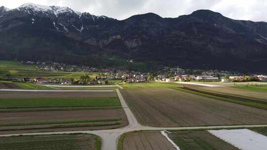 阿尔卑斯山山谷中的农田。奥地利蒂罗尔的索尔村。太阳期间的蒂罗尔村视频素材模板下载