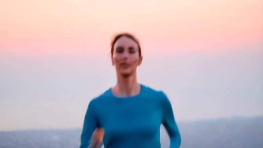 女子户外晨跑画面