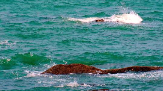 海景海面上风浪拍打礁石