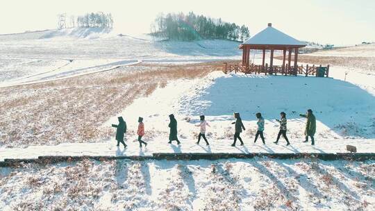 雪地上人们在步道上行走