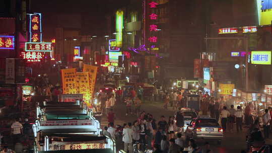 夜市繁华街景,人群熙攘车流不息