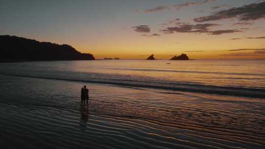 唯美海滩海边日出日落沙滩黄昏情侣游客旅行
