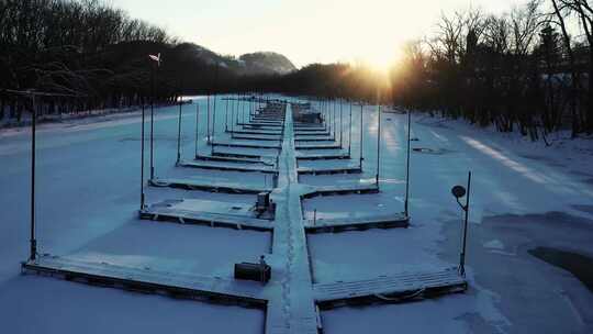 白雪覆盖的码头和冰冻的水体