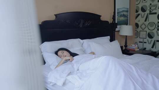 女生起床清晨唯美惬意民宿酒店吃早饭镜头