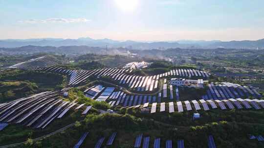 广东梅州五华县山坡上的太阳能光伏板全景