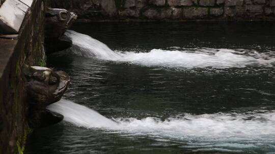 济南黑虎泉泉水喷涌，护城河解放阁游览