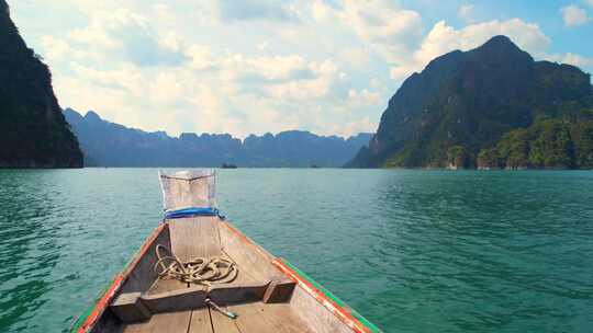 游船视角观看湖泊风景