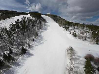 美国科罗拉多州滑雪场的无人机镜头