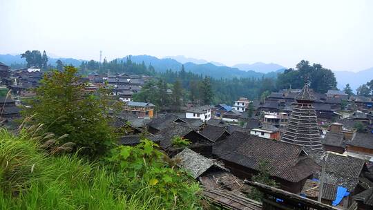 山村风景，特色建筑点缀其间