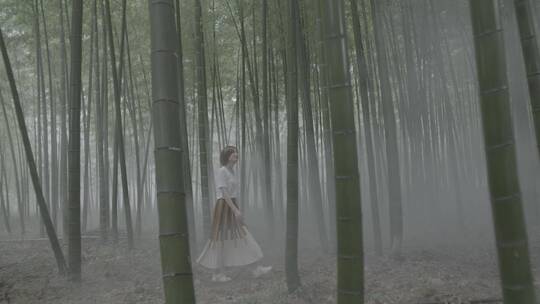 女孩惬意的在竹林里行走（4k灰度素材）