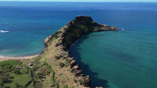 科摩罗群岛海滨龙背火山岩层的海岸鸟瞰图