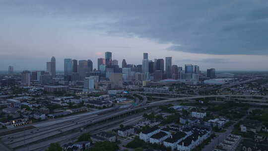 日出时休斯顿天际线的鸟瞰图突出了城市景观