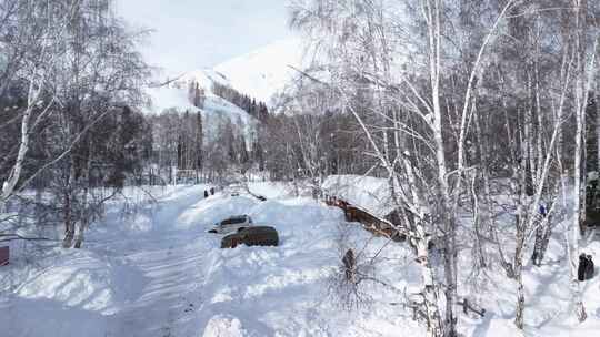 航拍新疆禾木雪景森林雪地小木屋禾木桥雪山