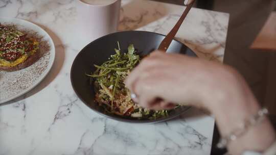 用面包刀叉切和吃食物