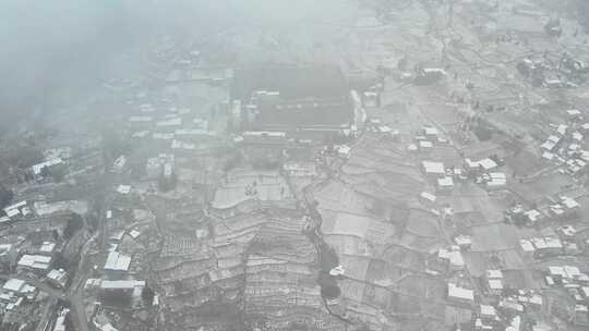 大自然寒潮冬天下雪的村庄田野航拍风景