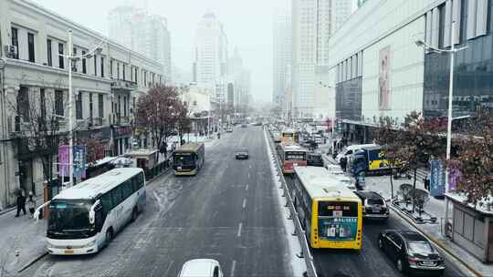 雪中的哈尔滨中央大街城市交通