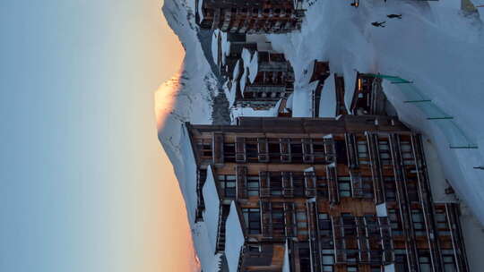 滑雪者穿过法国阿尔卑斯山的阿沃里亚兹滑雪场。垂直日出延时。