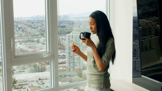 女人在家喝咖啡4k视频素材模板下载