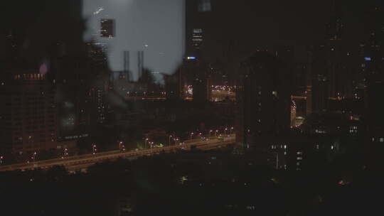 凌晨深夜加班办公室窗户镜面马路路灯孤独