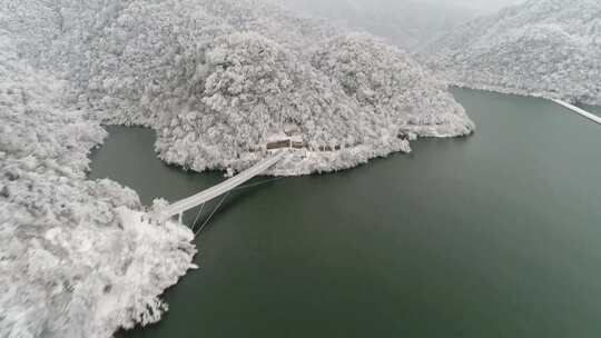 大山上的雾凇雪景