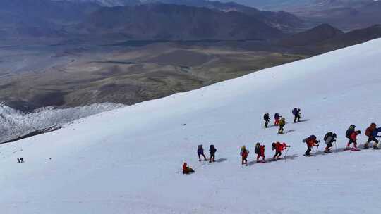 航拍攀登慕士塔格峰雪山冰川的登山队