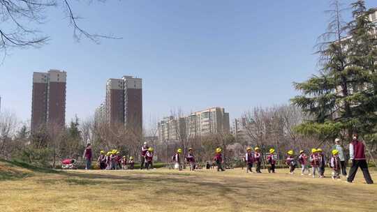 城市楼房幼儿园小朋友户外活动郊游