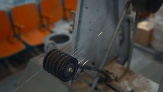 金属螺纹在工业机器上旋转。创意。带金属螺