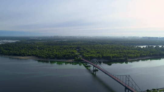 无人机鸟瞰基辅特鲁恰尼夫岛人行桥和第聂伯河视频素材模板下载