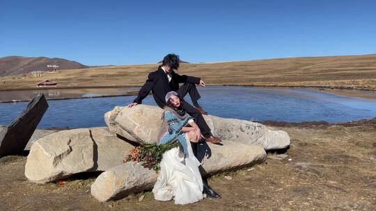 高原枯黄草原湖泊拍写真婚纱的副本