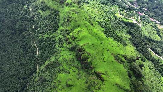 航拍喀斯特地貌地区的高山草甸、草原、森林