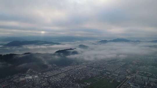 云雾缭绕、城市上空、群山环绕