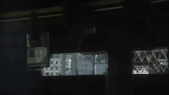 穿梭在隧道内的地铁