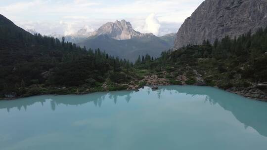 意大利阿尔卑斯山河景观视频素材模板下载