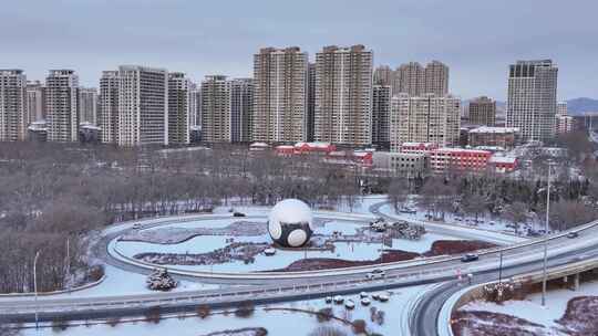 雪景中的城市建筑群与特色熊猫雕塑