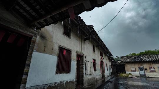 农村老家农家小院下雨水沟水花